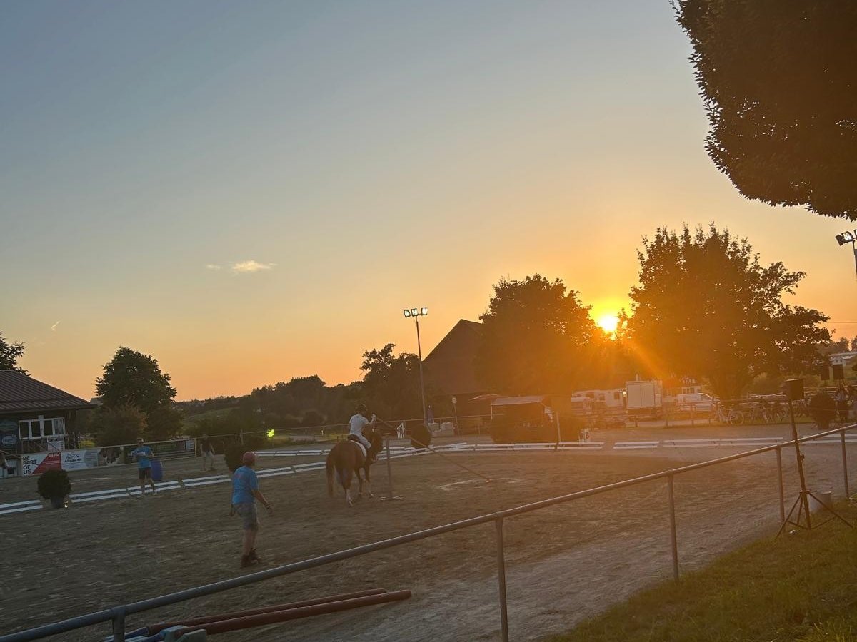 Geschicklichkeitswettbewerb im Sonnenuntergang